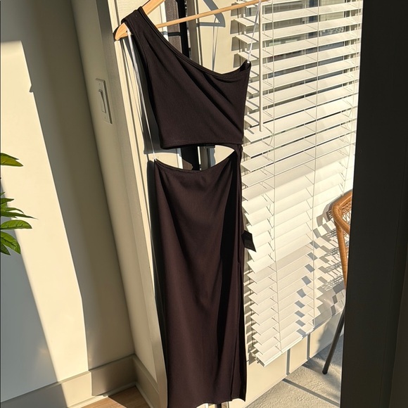 Lulus Dresses & Skirts - Lulu's Black Asymmetrical One-Shoulder Cocktail Dress